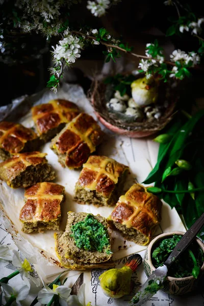 Hartige cheddar en wilde knoflook hete kruis broodjes.. traditionele paastaart. — Stockfoto