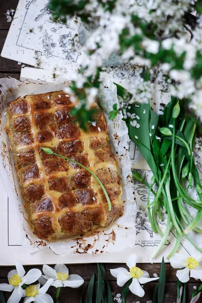 Hartige cheddar en wilde knoflook hete kruis broodjes.. traditionele paastaart. — Stockfoto