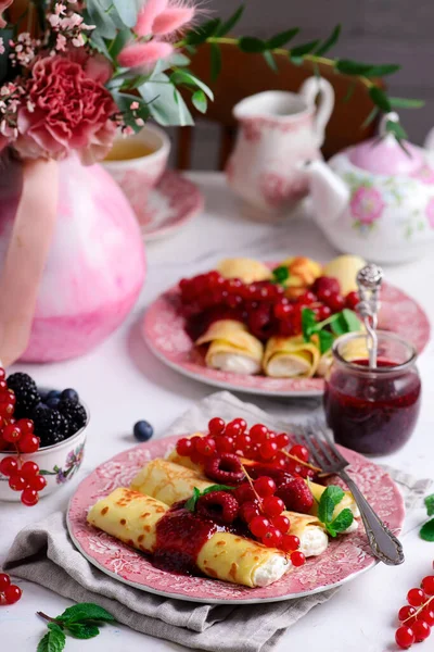 Crêpes à la crème de citron et confiture de framboises. Concentration sélective . — Photo