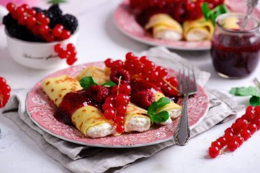 Limonlu krep ve ahududu reçeli. .seçici odak. 