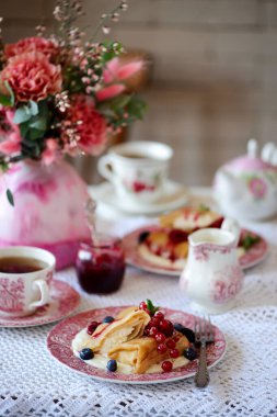 Limonlu krep ve ahududu reçeli. .seçici odak. 