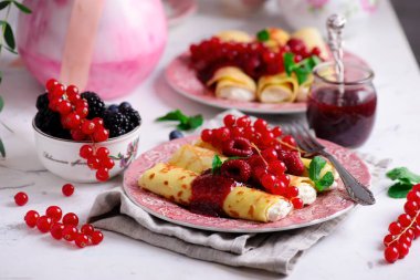 Limonlu krep ve ahududu reçeli. .seçici odak. 