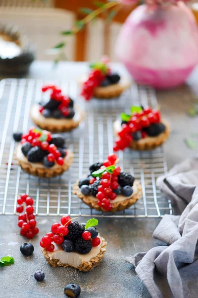 Rå vit choklad cheesecake tårta... stil rustik — Stockfoto