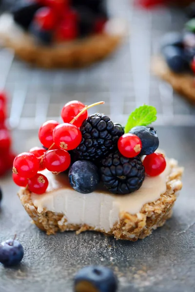 Rauwe witte chocolade kwarktaart taart... stijl rustiek — Stockfoto