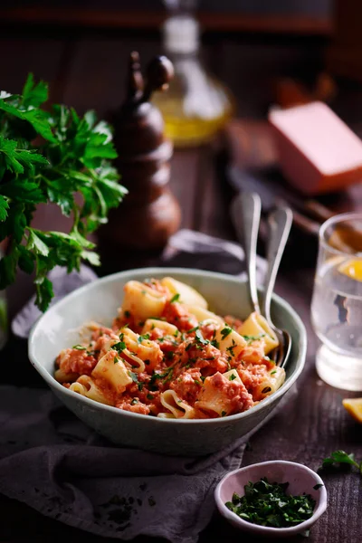 Pasta met mortadella tomatensaus.. stijl rustiek — Stockfoto