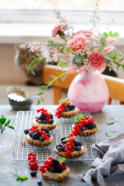 Raw white chocolate cheesecake tart...style rustic — Stock Photo, Image