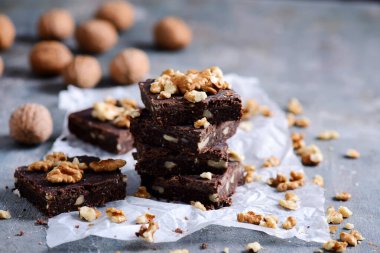 Çikolata ganache ile pişirilmemiş vejetaryen browni.