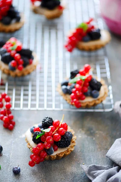 Rauwe witte chocolade kwarktaart taart... stijl rustiek — Stockfoto