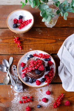 Çikolatalı krep doldurulmuş chia reçeli... koyu renk fotoğraf.