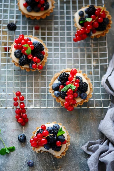 Rå vit choklad cheesecake tårta... stil rustik — Stockfoto