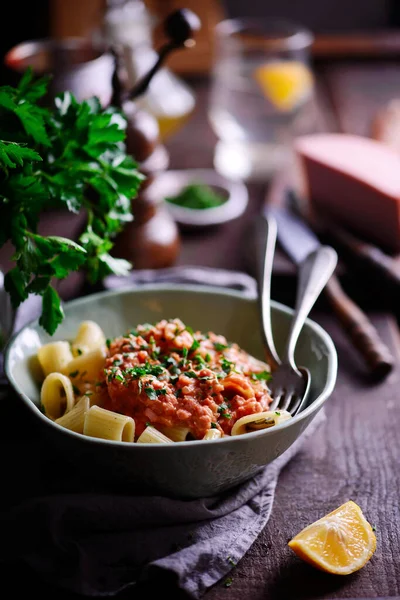 Pasta con salsa de tomate mortadella.. estilo rústico — Foto de Stock
