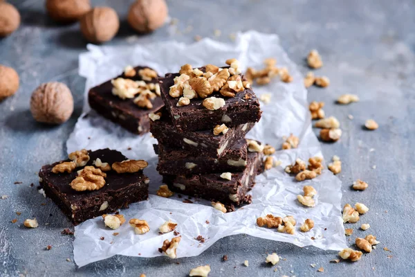 Bolinhos vegan sem assar com ganache de chocolate.. estilo rústico — Fotografia de Stock