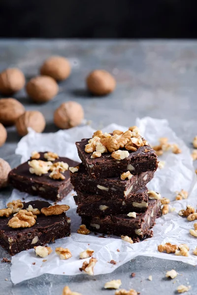 No-bake veganistische brownies met chocolade ganache.. stijl rustiek — Stockfoto