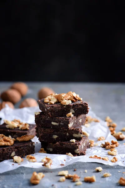 No hornear brownies veganos con ganache de chocolate.. estilo rústico — Foto de Stock