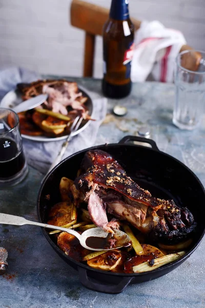 Geroosterde Beierse ham hakken met bier, karwij en jeneverbes.. rustieke stijl. — Stockfoto