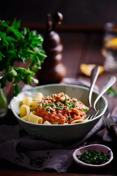 Pasta con salsa de tomate mortadella.. estilo rústico —  Fotos de Stock