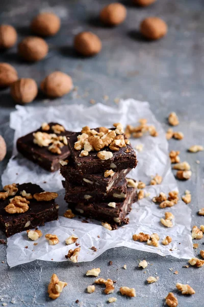 No-bake vegan brownies with chocolate ganache..style rustic — Stock Photo, Image