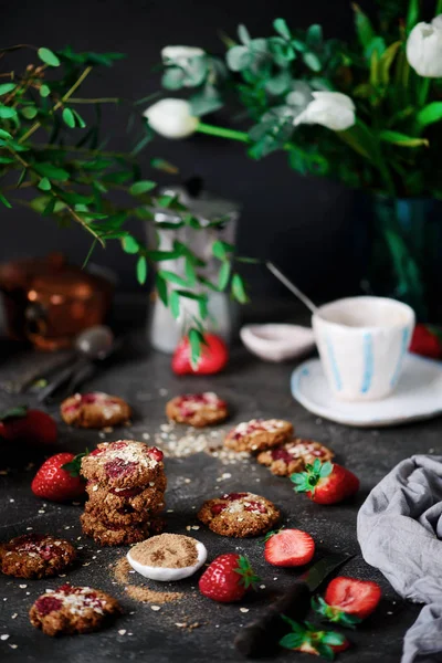 Aardbeien havermout veganistische koekjes.. stijl rustiek — Stockfoto