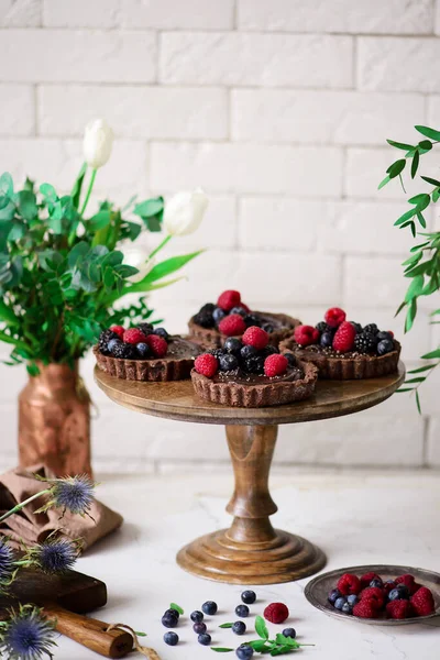 Tartelettes au chocolat végétalien avec avocat chocolat pudding.style vintage — Photo