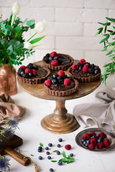 Tartelettes au chocolat végétalien avec avocat chocolat pudding.style vintage — Photo