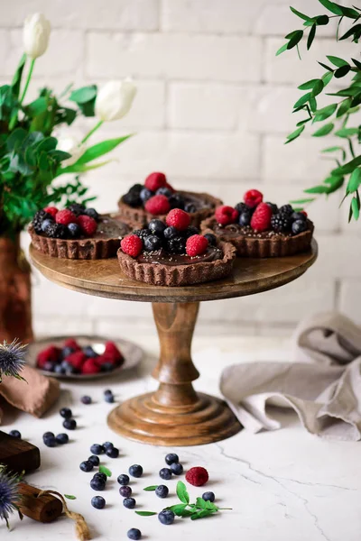 Tartaletas de chocolate vegano con chocolate de aguacate pudding.style vintage — Foto de Stock