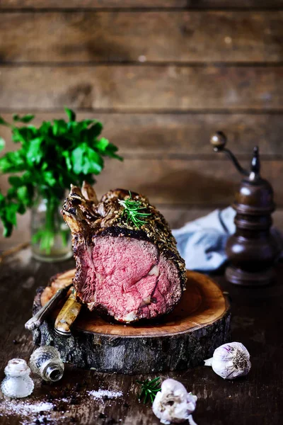 Rib eye de carne asada con ajo y rosemary.style rústico . — Foto de Stock