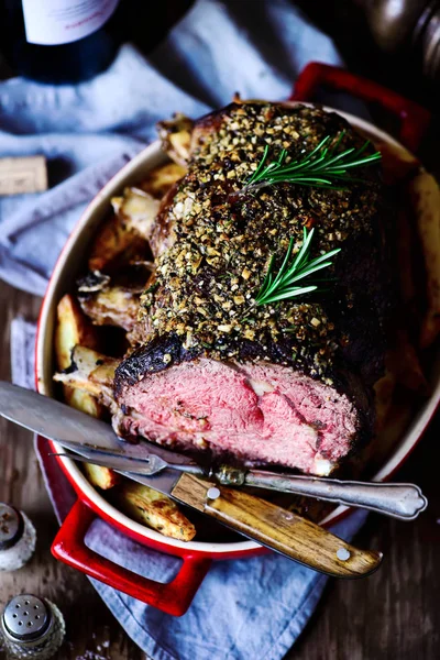 Rib eye de carne asada con ajo y rosemary.style rústico . — Foto de Stock