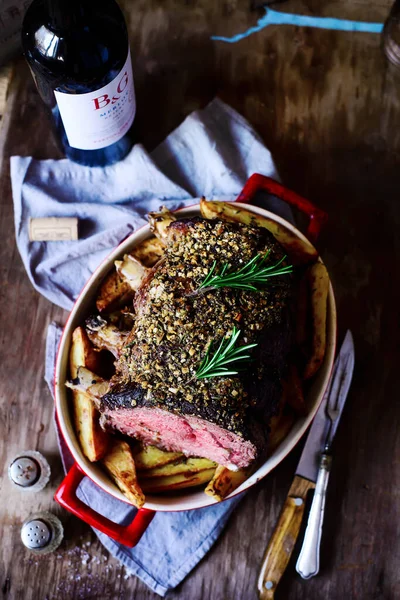 Carne assada costela olho com alho e rosmaninho estilo rústico . — Fotografia de Stock