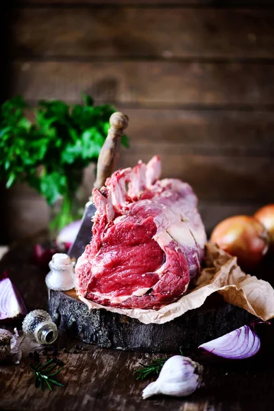 Rib eye de carne cruda con ajo y rosemary.style rústico . — Foto de Stock