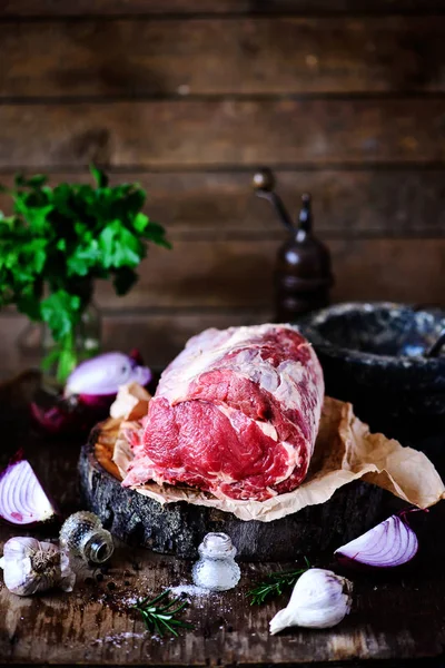 Rib eye de carne cruda con ajo y rosemary.style rústico . — Foto de Stock