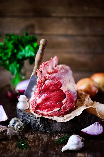 Rib eye de carne cruda con ajo y rosemary.style rústico . — Foto de Stock