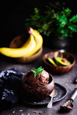 Vejetaryen avokado muzlu krema sağlıklı tatlı.