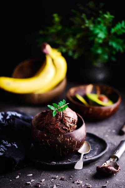 Vegan awokado banan ładny krem.. zdrowy deser — Zdjęcie stockowe