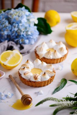 Vegan limonlu turta. Tarz vintaj. Seçici odaklanma.