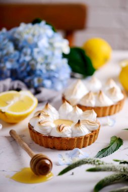 Vegan limonlu turta. Tarz vintaj. Seçici odaklanma.