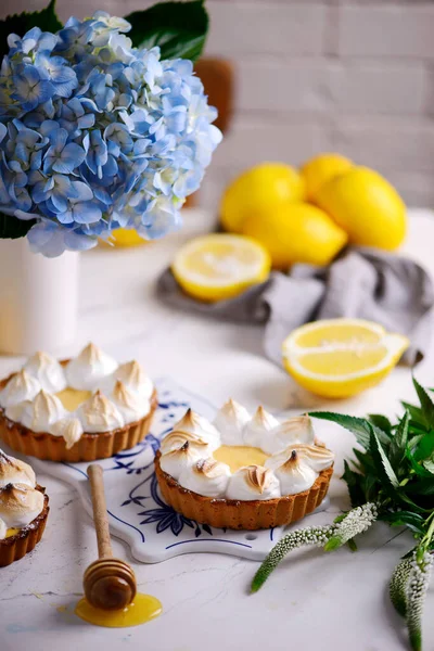 Vegansk Citron Maräng Tart Style Vintage Selective Fokus — Stockfoto