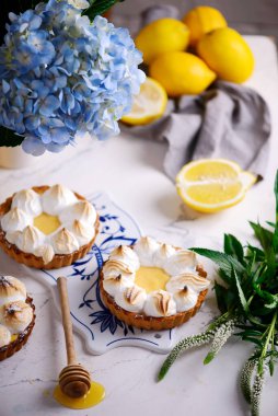 Vegan limonlu turta. Tarz vintaj. Seçici odaklanma.