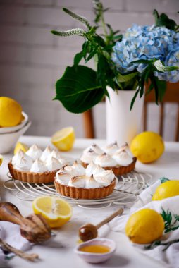 Vegan limonlu turta. Tarz vintaj. Seçici odaklanma.