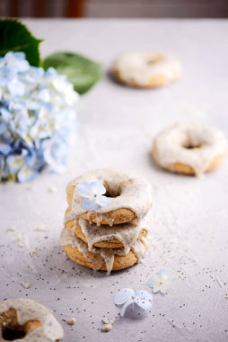 Vegan limonlu haşhaşlı çörekler... stil vintage.Seçici odak noktası