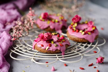 Vegan çiğ ahududu çörekleri... tarz vintage.Seçici odak noktası
