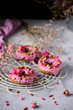 Vegan çiğ ahududu çörekleri... tarz vintage.Seçici odak noktası