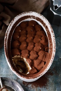 Vegan tiramisu.. stil vintage.Seçici odak