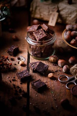 Vejetaryen fındıklı şekerleme. Tarz rustik. Seçici odaklanma.