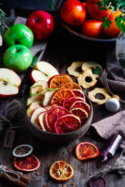 Taze organik meyve cipsi. Tarz rustik. seçici odak.  