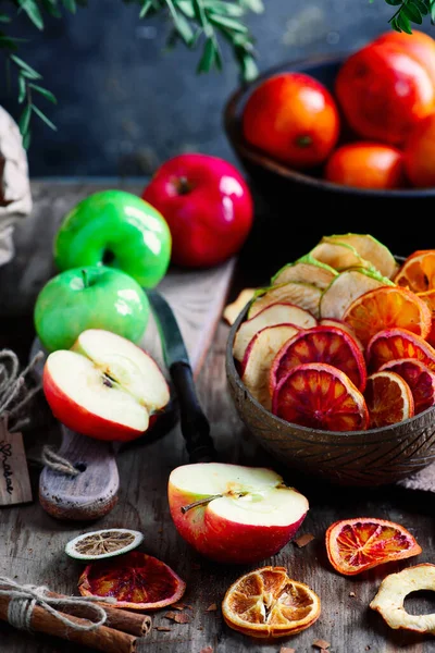 Färska Ekologiska Fruktchips Stil Rustik Selektivt Fokus — Stockfoto