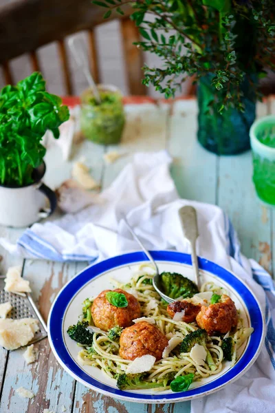 Polpette Pollo Forno Con Pasta Pesto Broccoli Stile Focus Rustic — Foto Stock
