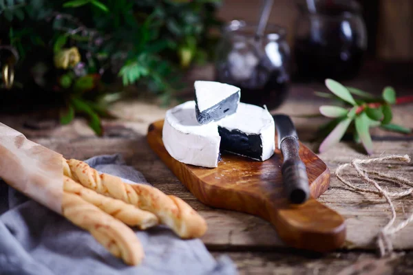 Farmer Camembert Cheese Cutting Board Style Rustic Selective Focus — Stock Photo, Image