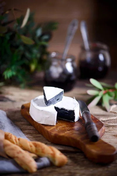 Queso Camembert Agricultor Tabla Cortar Style Rustic Selective Focus — Foto de Stock