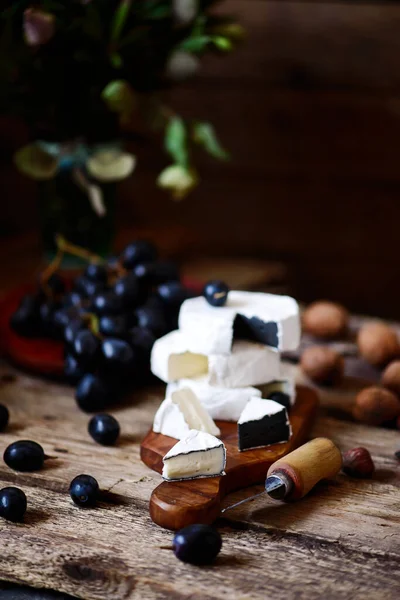 Jordbrukare Camembert Ost Skärbrädan Style Rustic Selective Fokus — Stockfoto