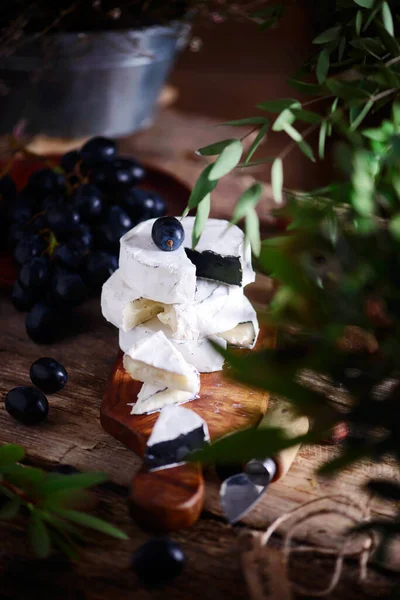 Bauerncamembert Käse Auf Dem Schneidebrett — Stockfoto